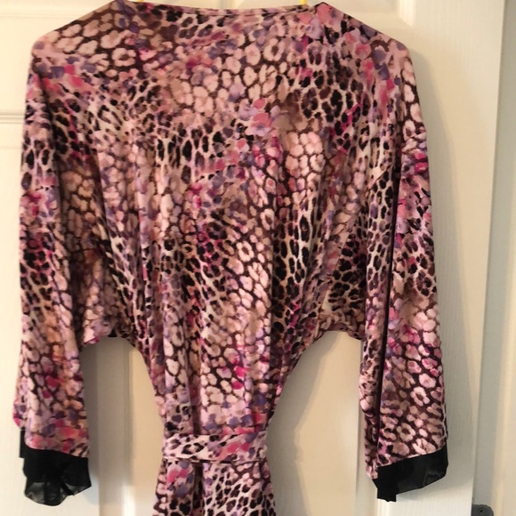 Joyspun Pink and Black Floral Robe with Tie Belt - Picture 5 of 5